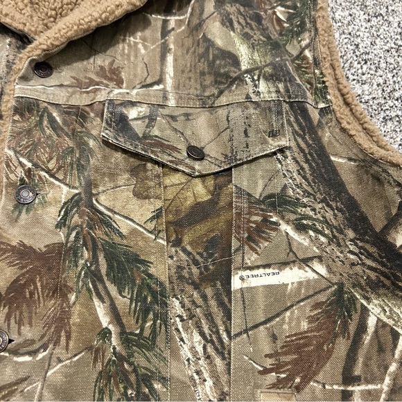 Men’s Levi’s Levi Strauss Signature Sherpa Lined Camouflage Canvas Vest Realtree - Picture 2 of 12